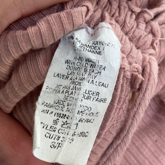 gyft ribbed stretchy 3/4 sleeve top with ruched sides and flared sleeves - Picture 5 of 5